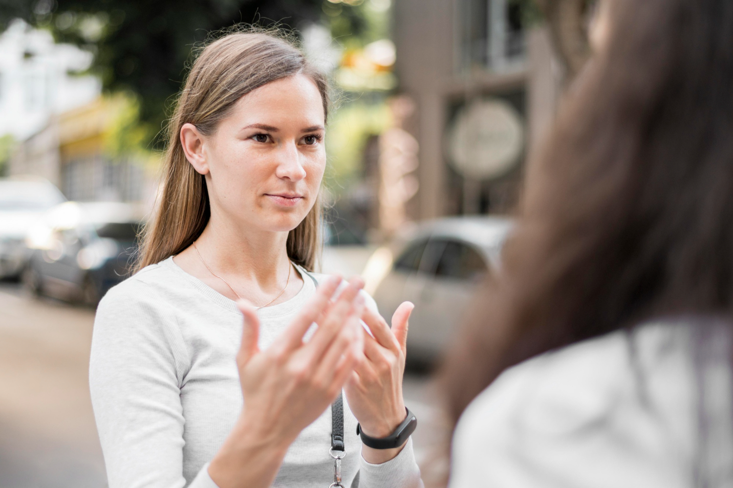 femme qui discute
