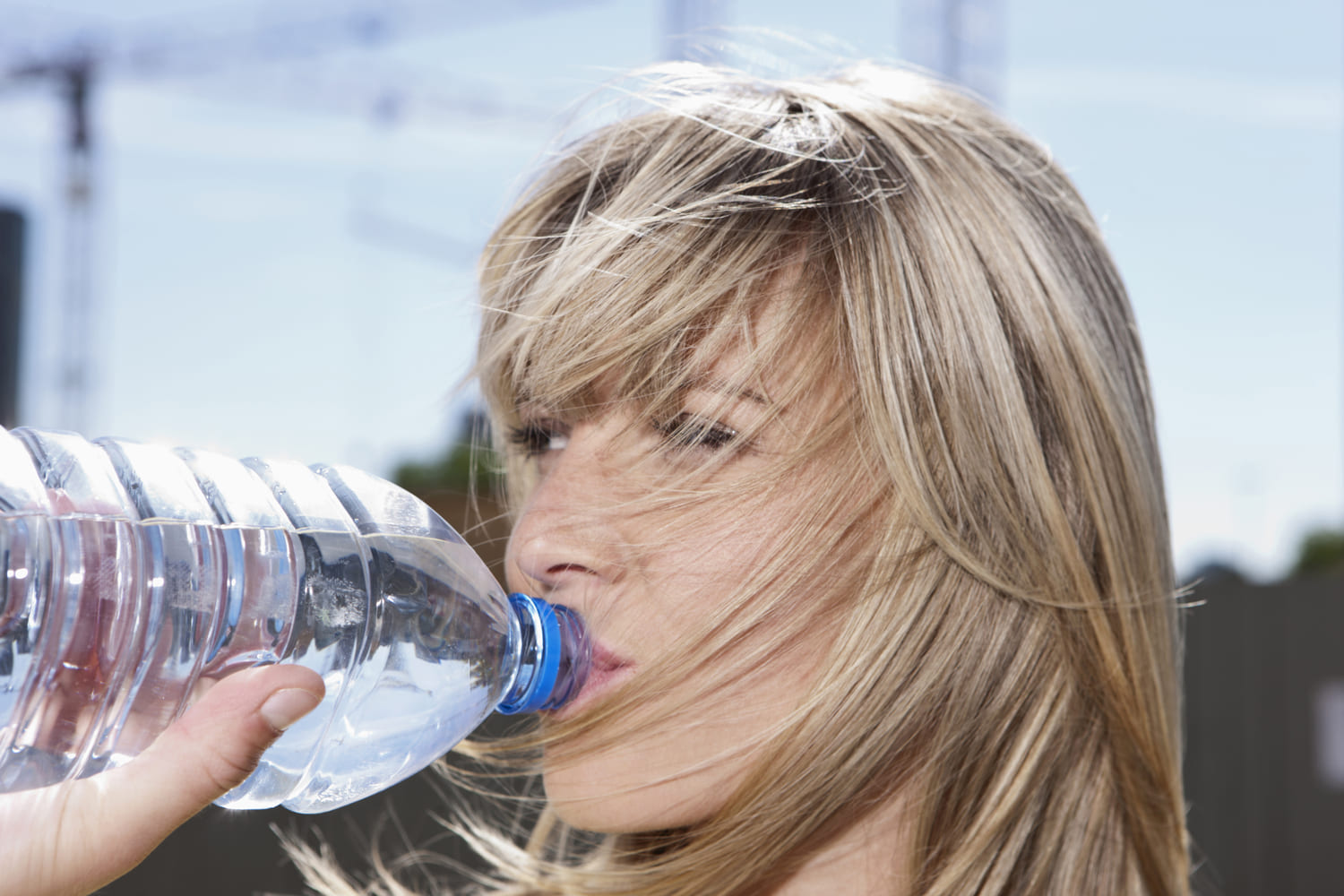 femme boit de l'eau