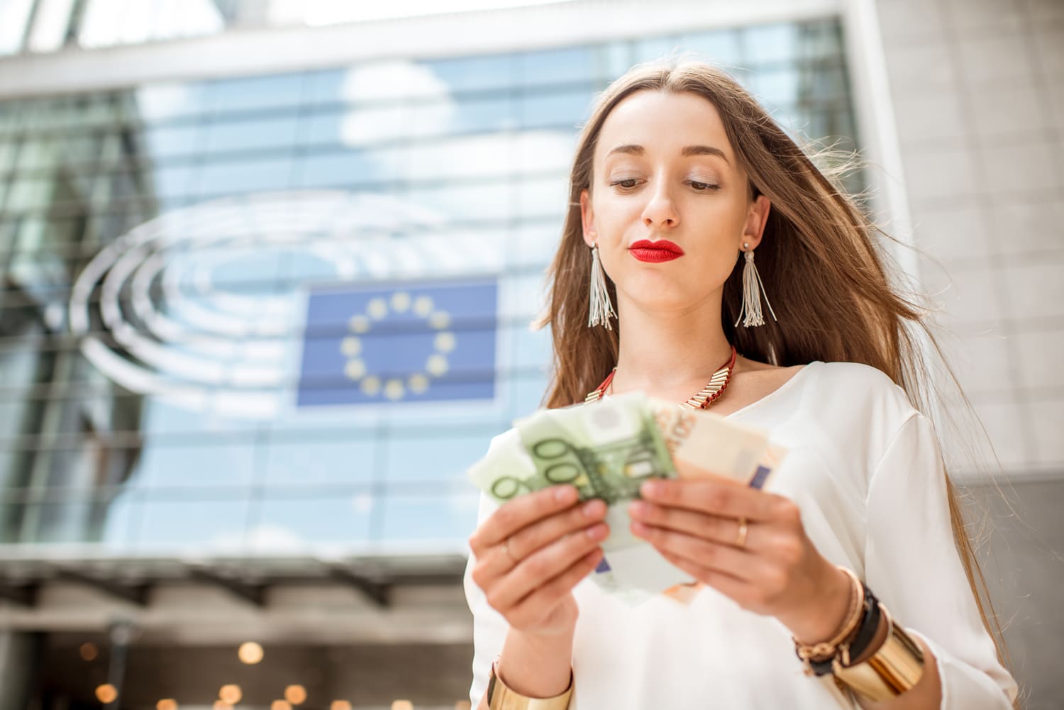 femme avec euros