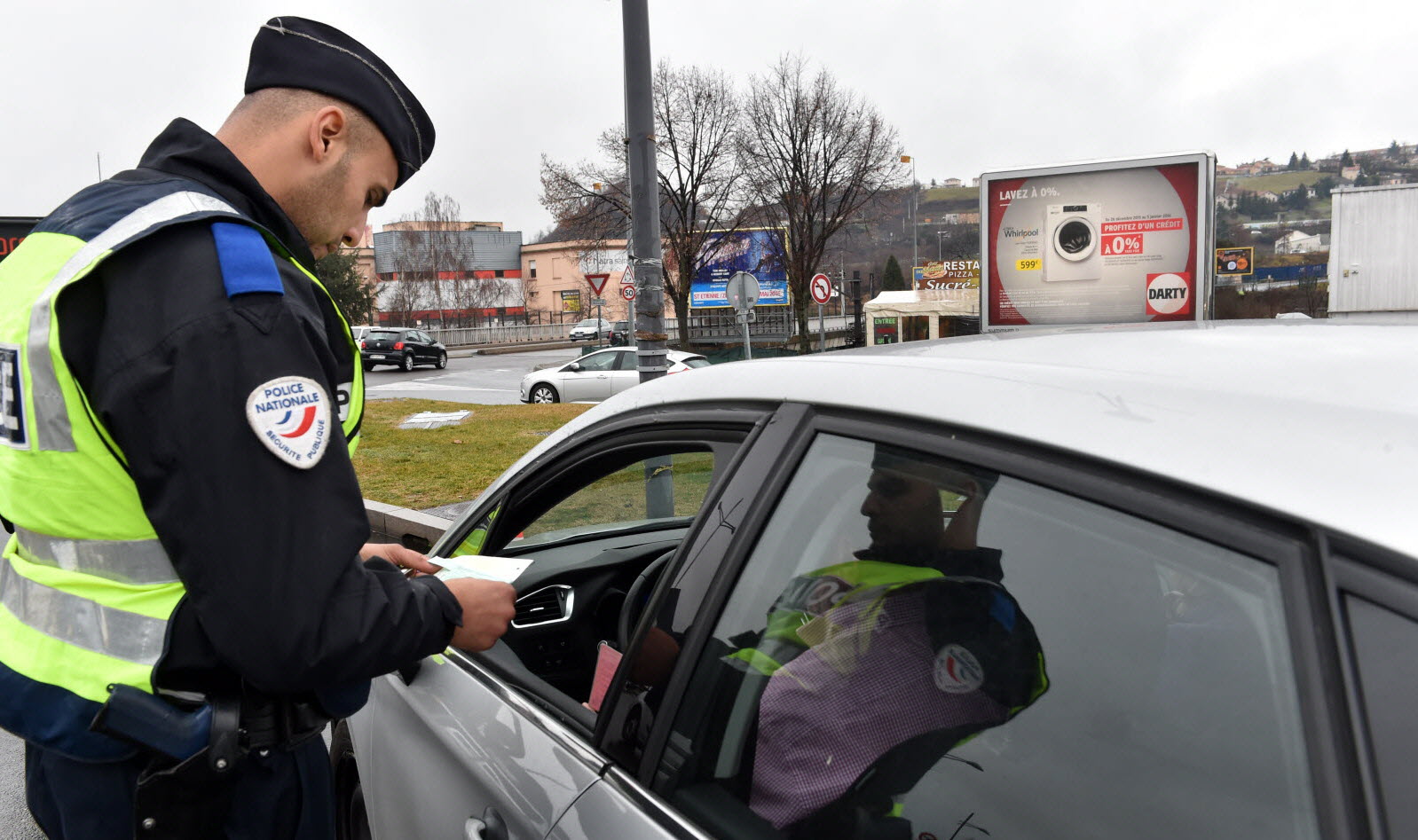 les policiers seront equipes d une tablette pour pouvoir rapidement adresser une amende aux contrevenants photo d illustration le progres 1508186903