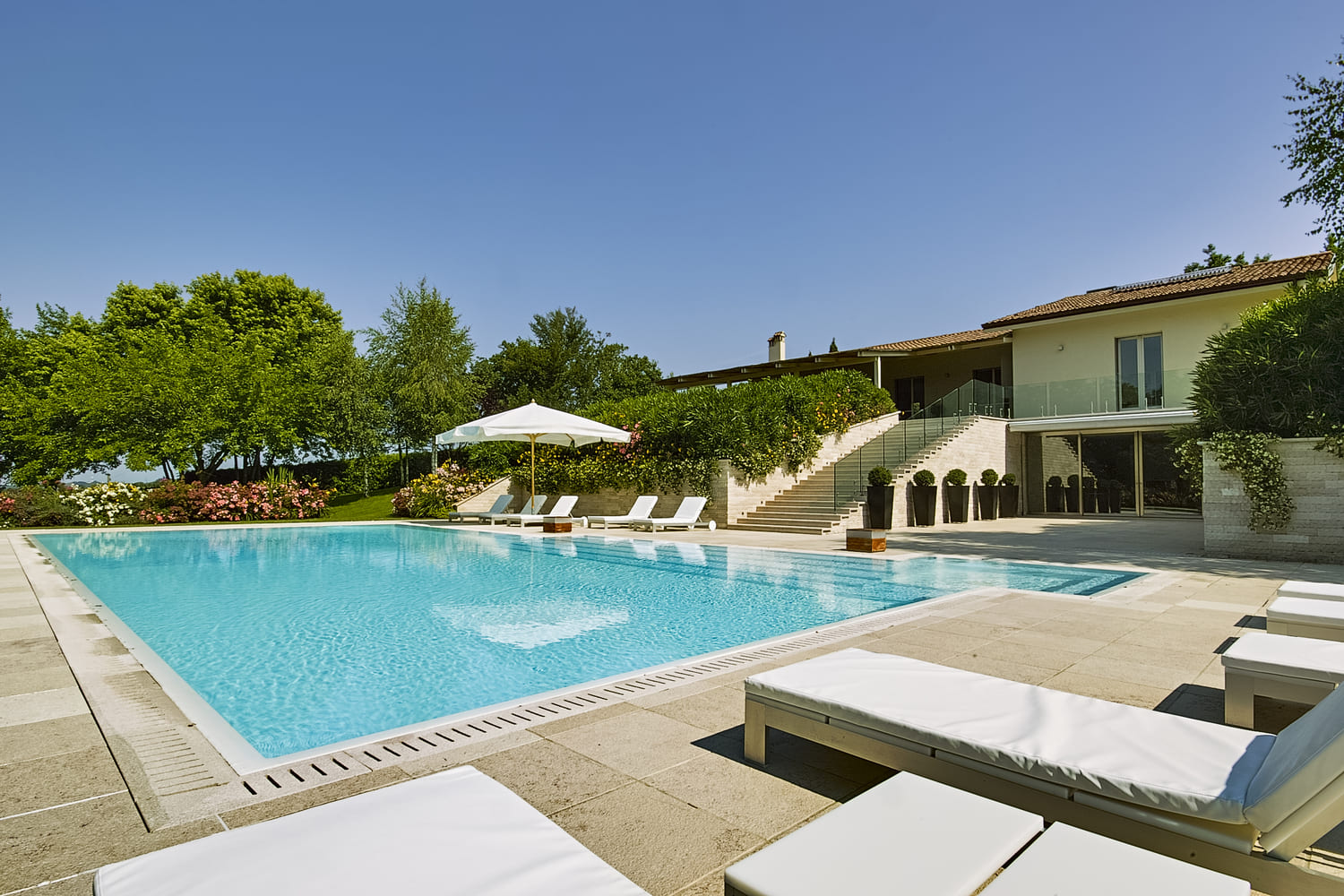 villa squattée avec piscine